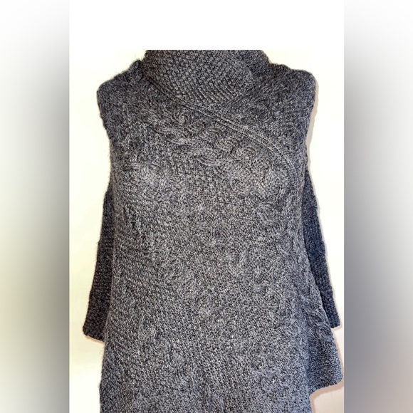 Inis Crafts Sweater Cape Poncho Shawl 100% Merino Wool Gray S/M Ireland VGUC - Picture 5 of 6